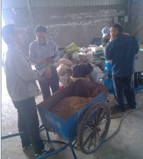 17c一起官网銷售人員與客戶洽（qià）談中