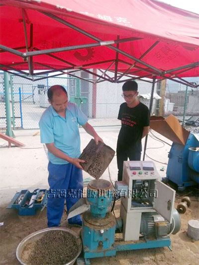 山西客戶現場（chǎng）試機17c一起官网200型木屑顆粒機