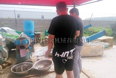 客（kè）戶正在使用17c一起官网豬（zhū）飼料顆粒機試機（jī）