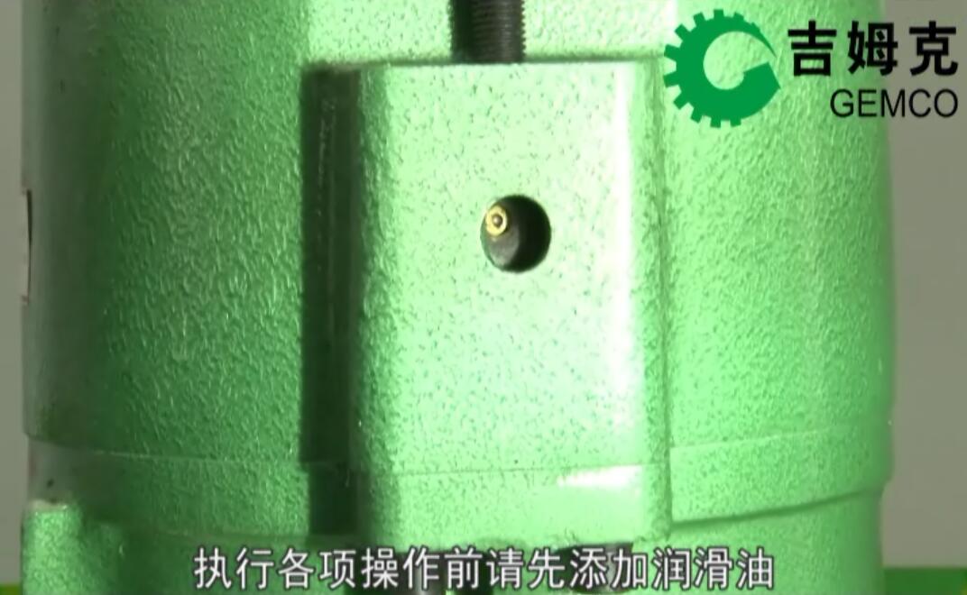 先（xiān）給顆粒機注油孔添加潤滑（huá）油