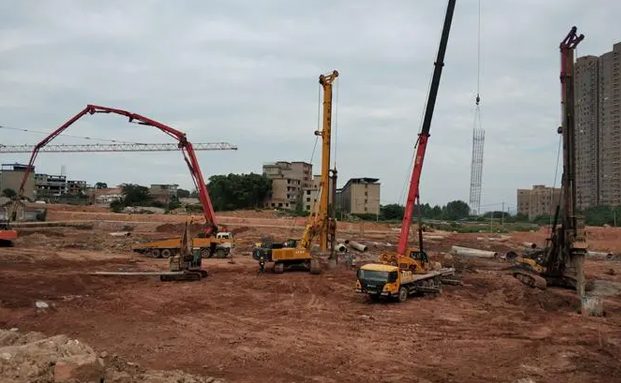 打樁出來的泥漿(jiāng)處(chù)理通常需要進行固液分離,其中一種常用的處理方法是使(shǐ)用臥螺離心(xīn)機(圖1) undefined