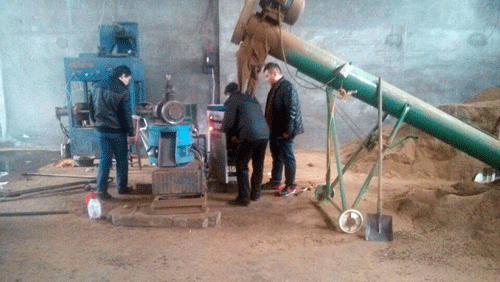 客戶購買的17c一起官网木屑顆粒機420型正在加工(gōng)